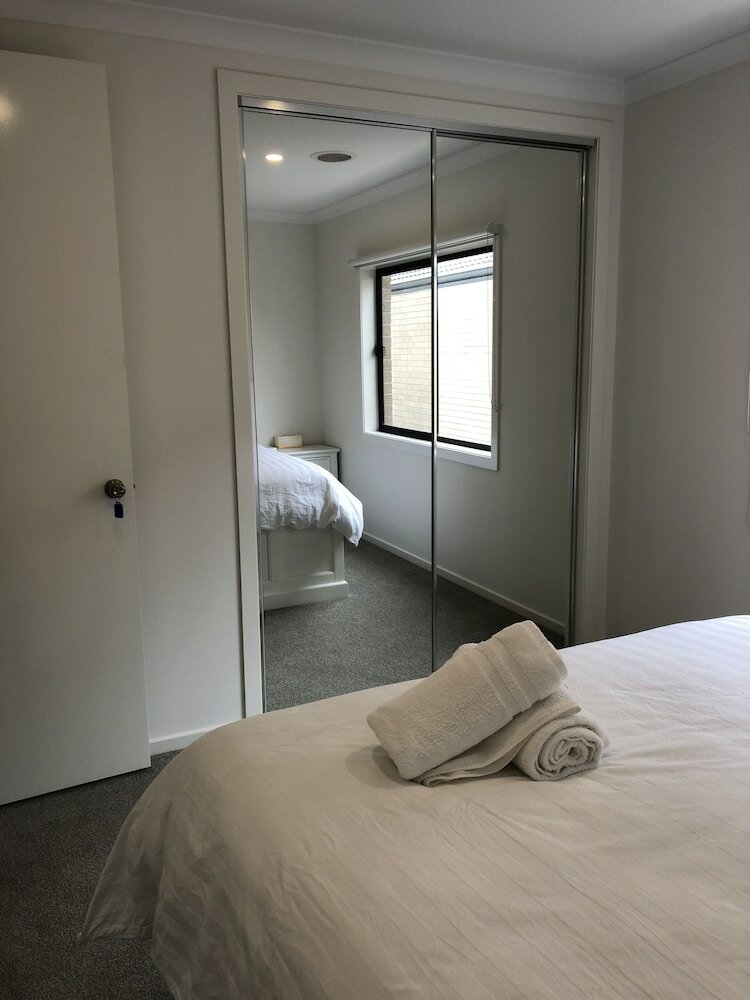 Фото Apple House Upper Point Cook