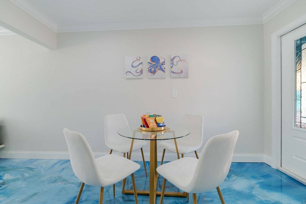 Фото Beachy Blues Apt A, Downtown, Shops, Cafes & Beach, Dog Friendly