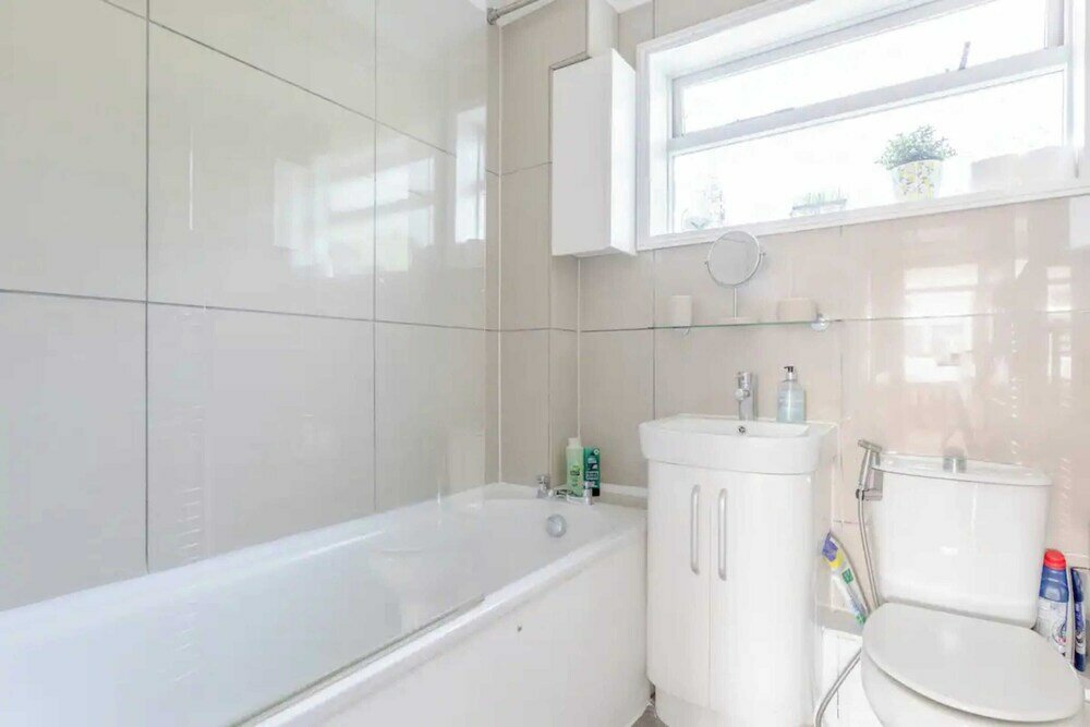 Фото Lovely 3bd Family Home With Garden - North Sheen