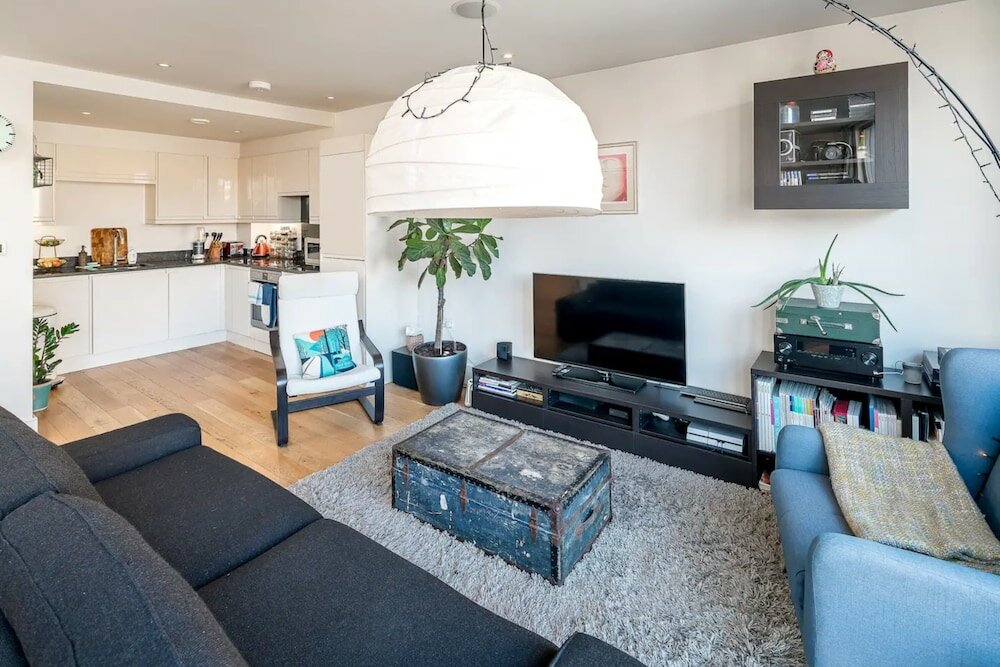 Фото Bright & Spacious Battersea Flat