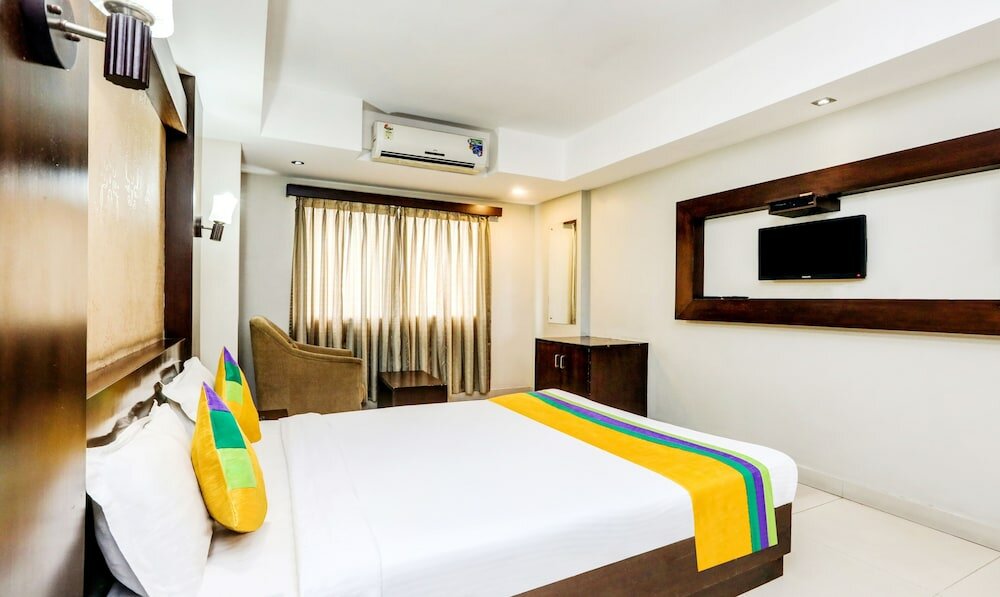 Фото Itsy by Treebo - Greenwood Inn And Suites