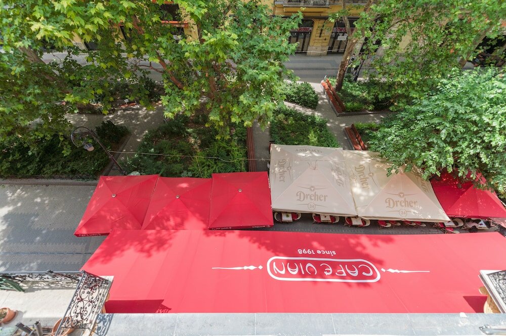 Фото Music Academy Bedroom Suite Café Vian Apartman Kft