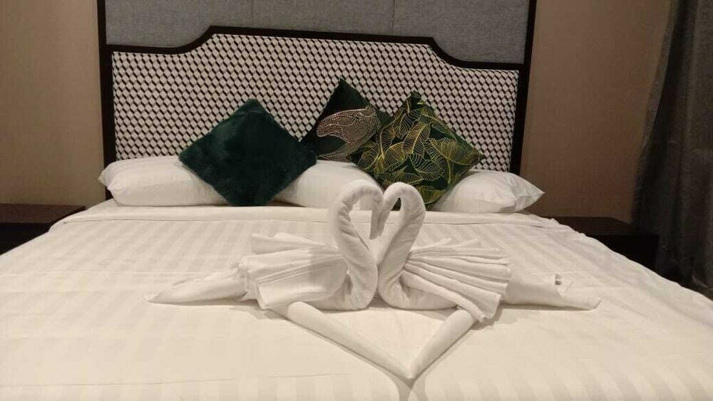 Фото The Hollwood Suites at Platinum