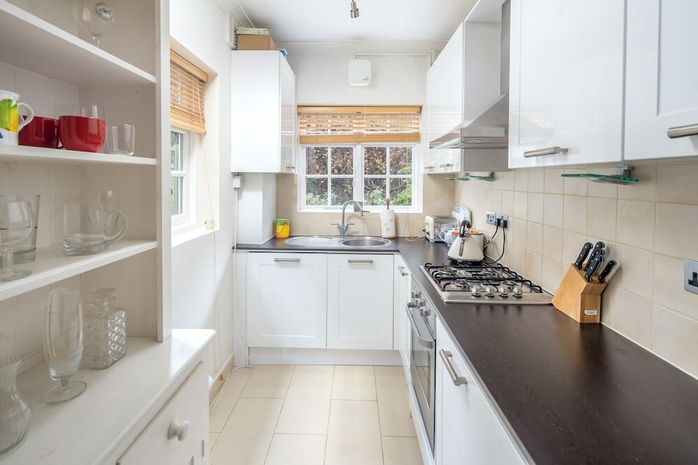 Фото Altido Homely 2 Bed Riverside Flat with Patio in Hammersmith