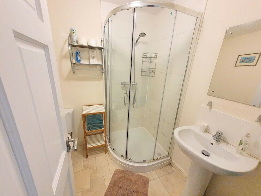 Фото 2-bed Flat With Superfast Wi-fi Dw Lettings 29br