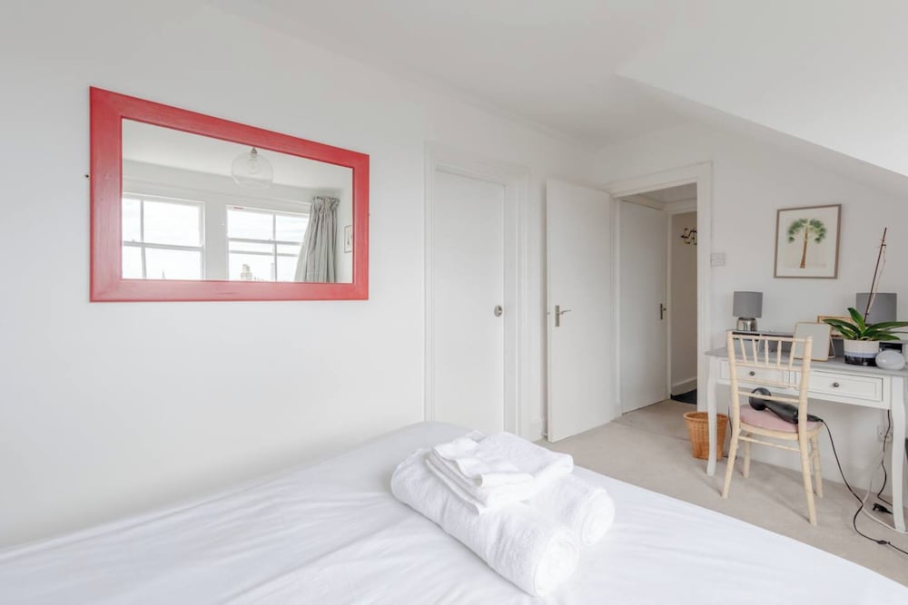 Фото Top Floor 1bd Flat With Balcony - Ladbroke Grove