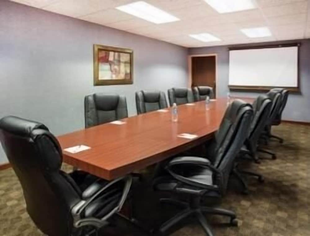 Фото Ramada by Wyndham Bettendorf