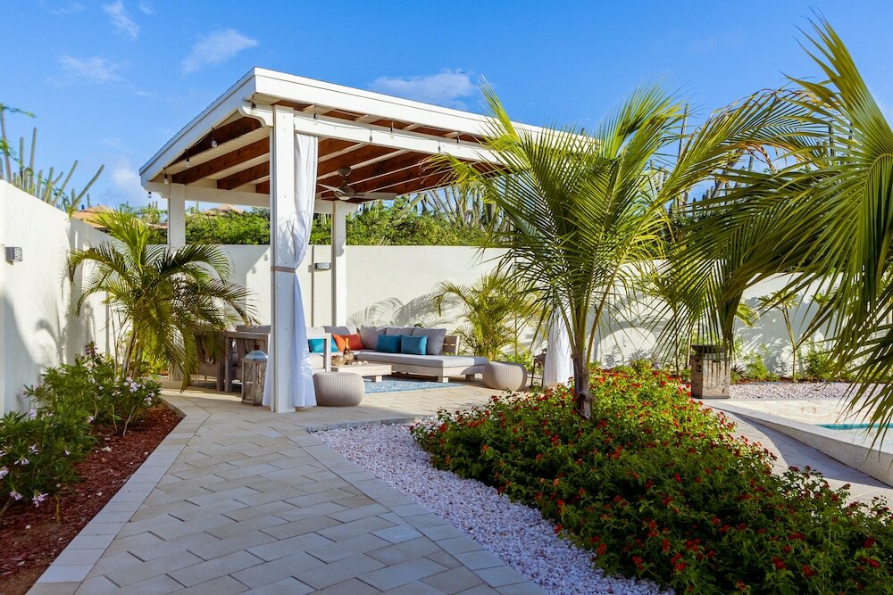 Фото New Listing Stunning Island Getaway With Pool!