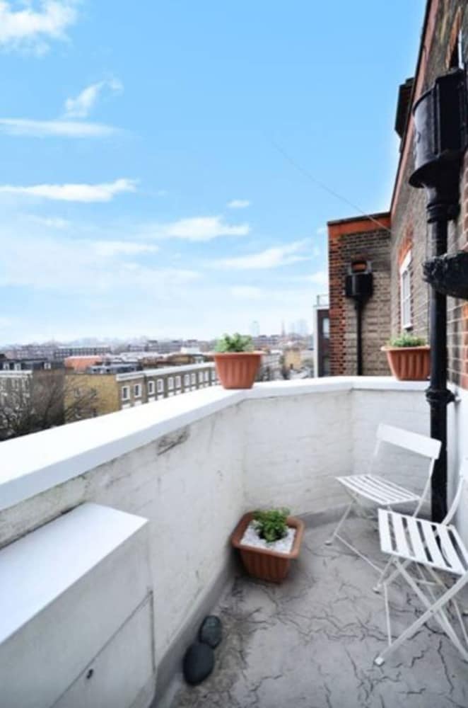 Фото Stylish 2 Bed Between Camden Town & Primrose Hill