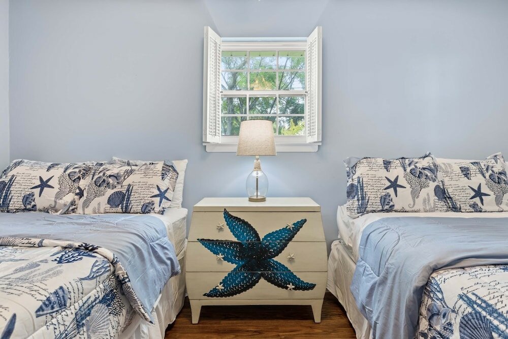 Фото 1401 Chatham Ave