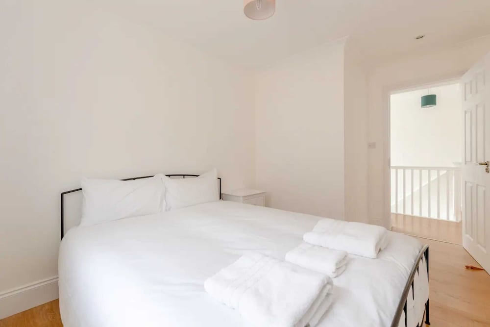 Фото Bright & Spacious 5bd House - Peckham