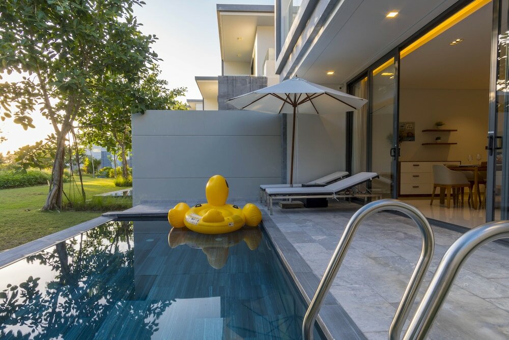 Фото Modern 4 Br villa-golf view for family