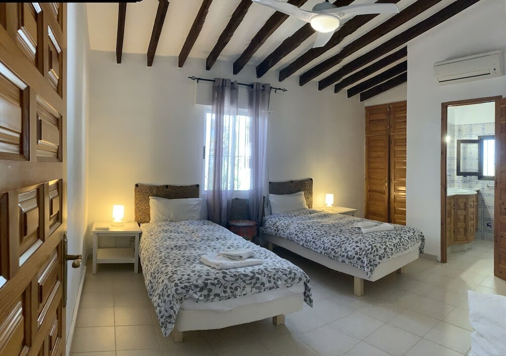 Фото Private, Bright, Spacious House with Pool & Hot Tub