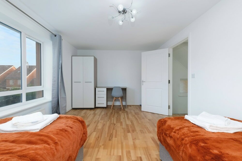 Фото Lindsey Serviced 4 Bedroom 2 Bath house