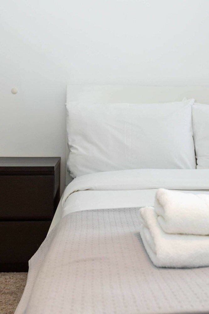 Фото Radiant 2 Bedroom Apartment in East London