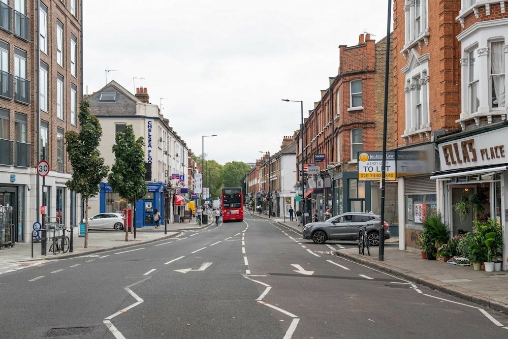 Фото Traditional Fulham Home Close to the River Thames