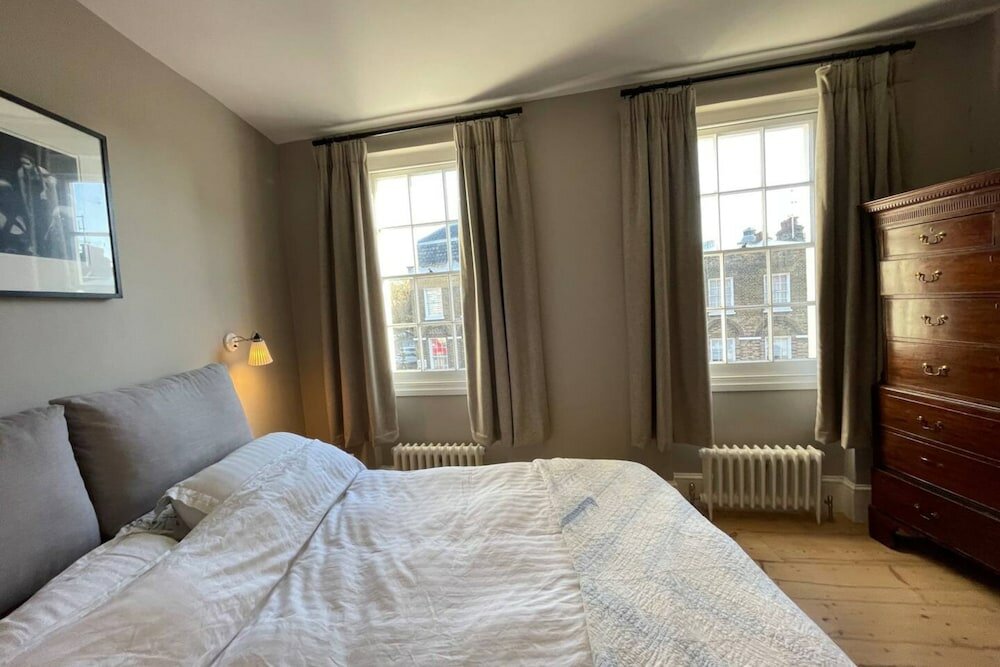 Фото Beautiful 4 Bedroom Family Home in Clerkenwell