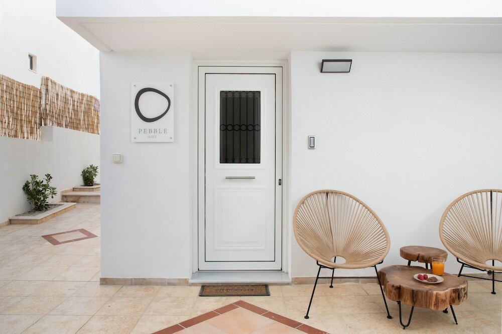 Фото Pebble Luxury Suite by the Sea