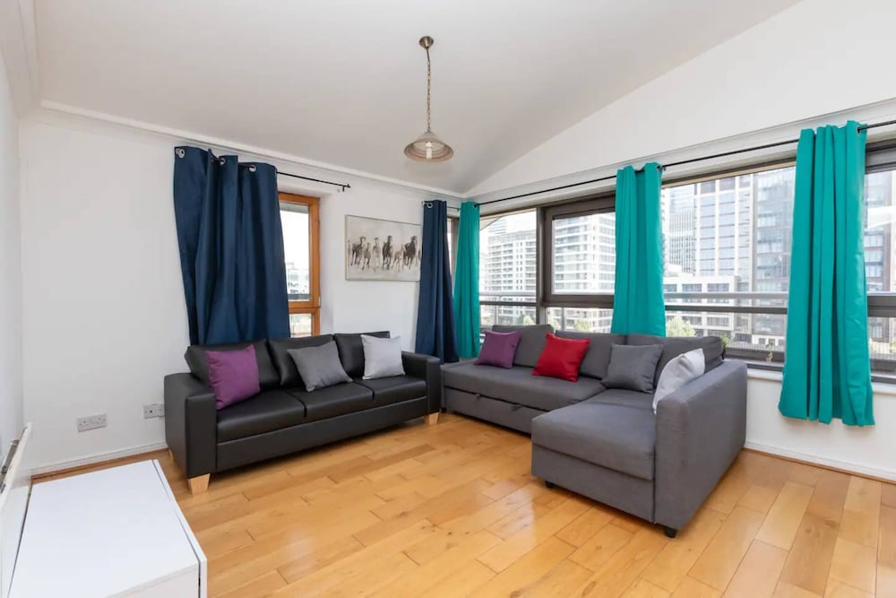 Фото Top Floor 1bd Flat With Balcony - Isle of Dogs