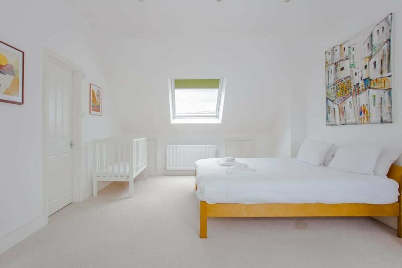 Гостиница Bright and Airy 3 Bedroom Maisonette in South London в Лондоне