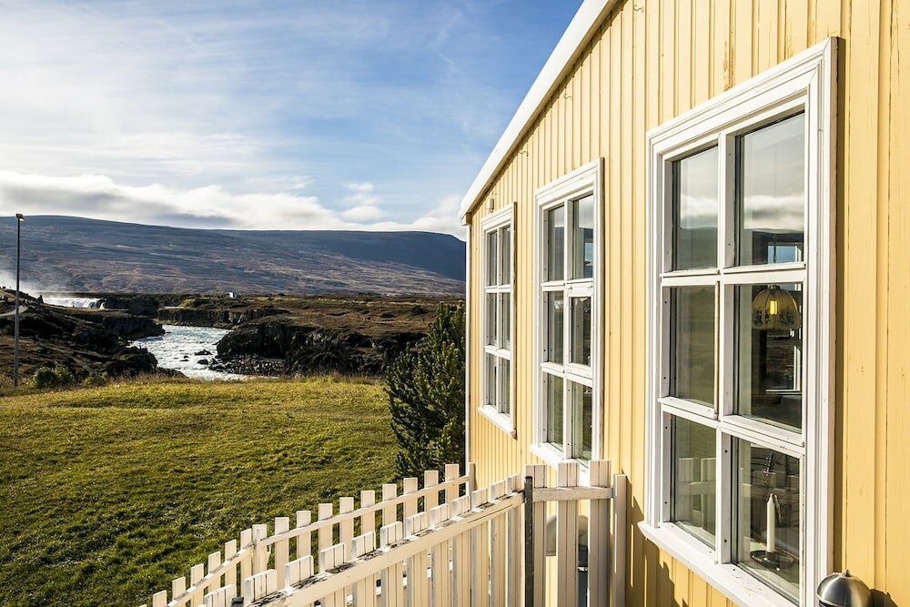 Фото Fosshóll Guesthouse