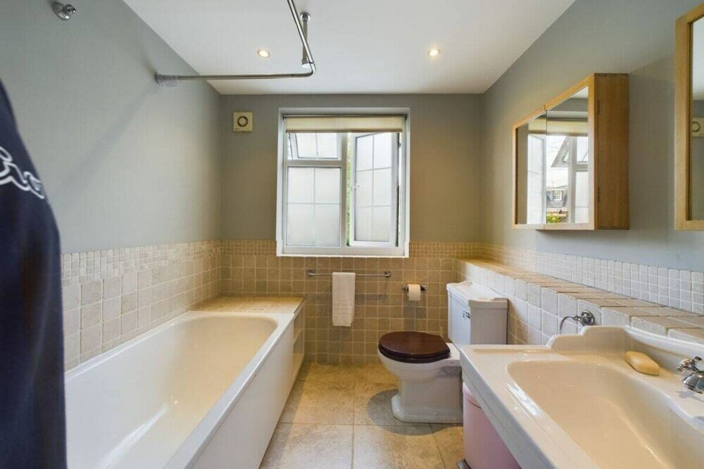 Фото The Richmond Park Hideaway - Cozy 5bdr House With Garden + Rooftop Terrace