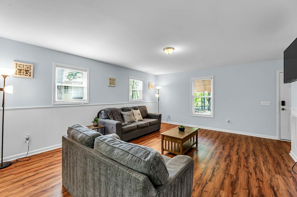 Фото 5006 Beale Ave Orange Door