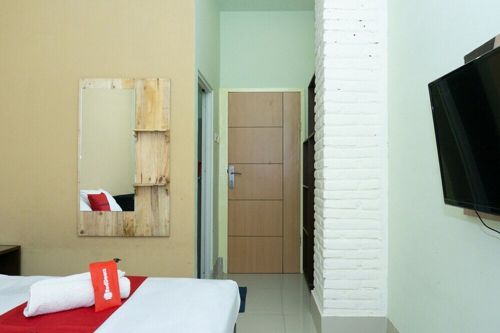 Фото RedDoorz near Alun Alun Madiun