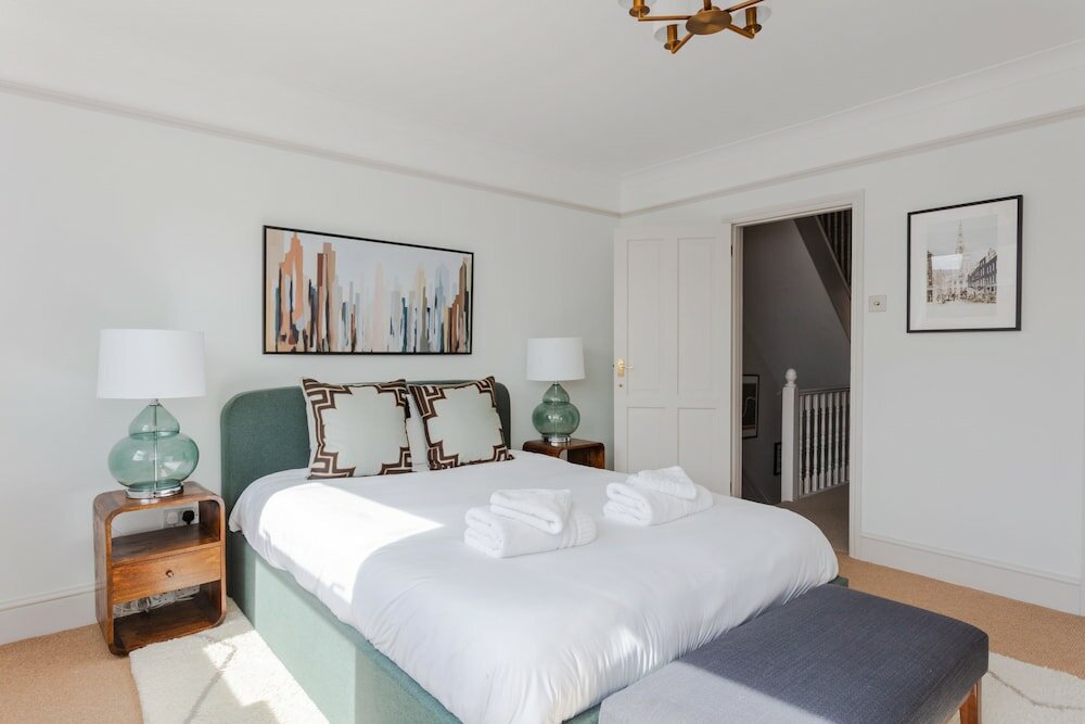 Фото Newly Refurbished 4 Bedroom House in East London