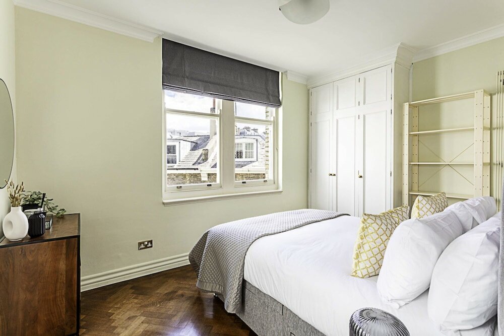 Фото Lovely, Stylish Two-bedroom Kensington Home