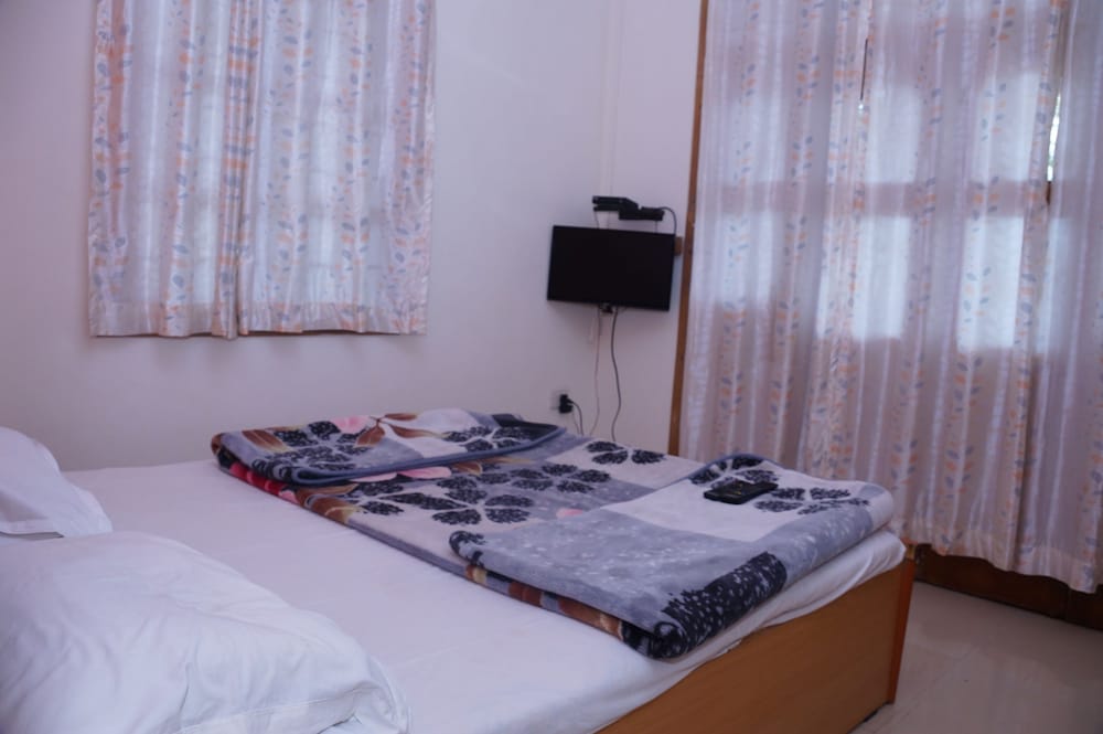 Фото Hotel Godai Girikunj