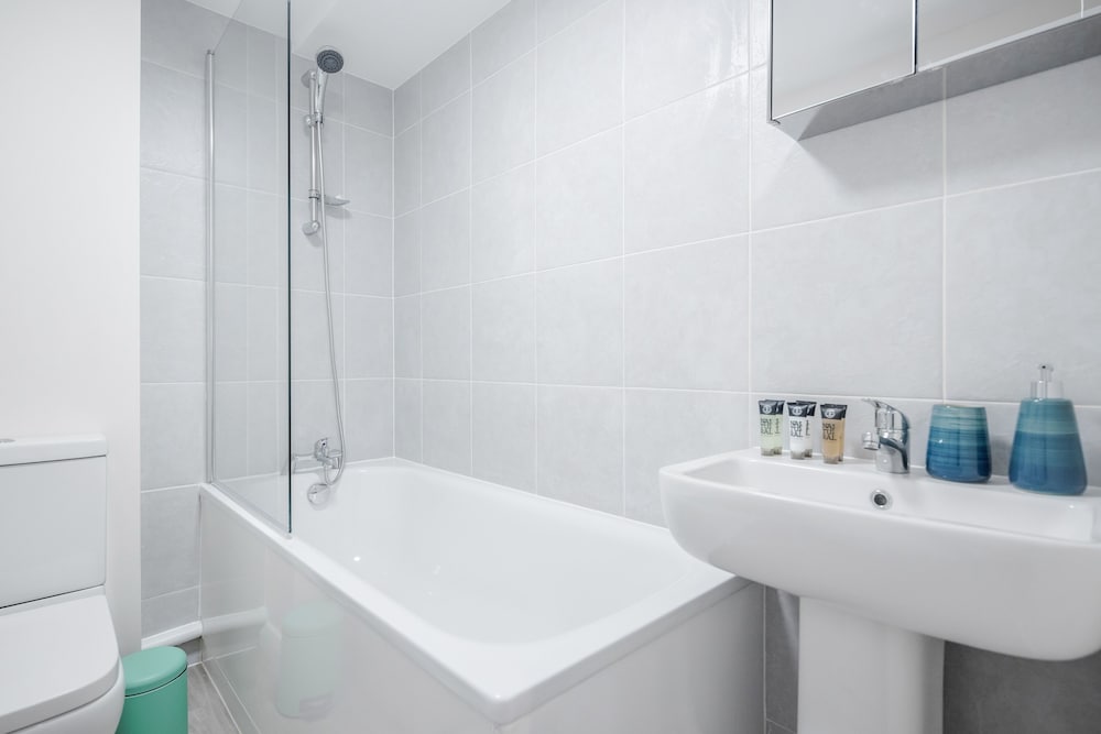 Фото Stunning 2 Bedroom Duplex Apt in Center of Camden