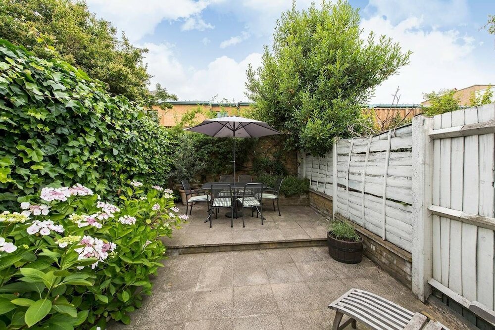 Фото Delightful 2-bed Home, Fulham