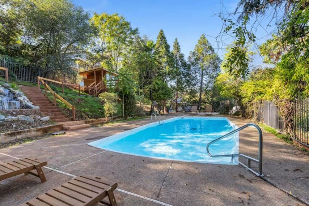 Фото Immersive Suite with Pool & Hot Tub