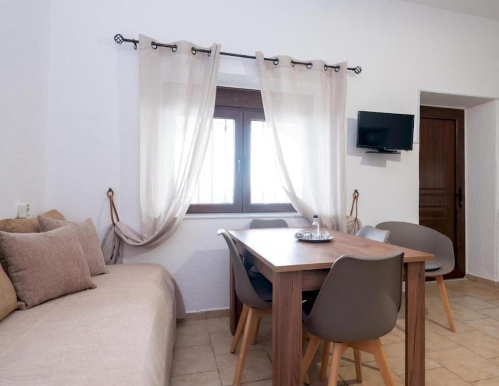 Фото Atalanti Seaside Junior Suites