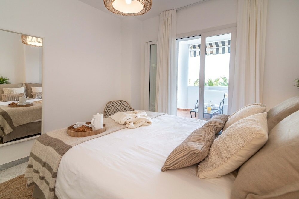 Фото Whispering Palms Apartment