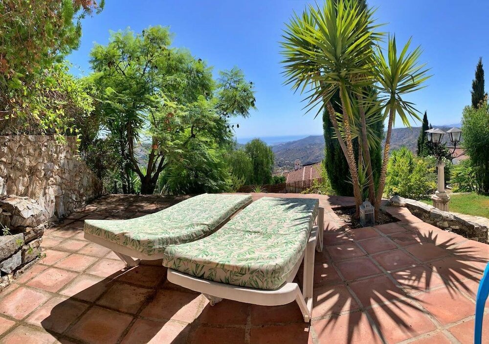 Фото Private, Bright, Spacious House with Pool & Hot Tub