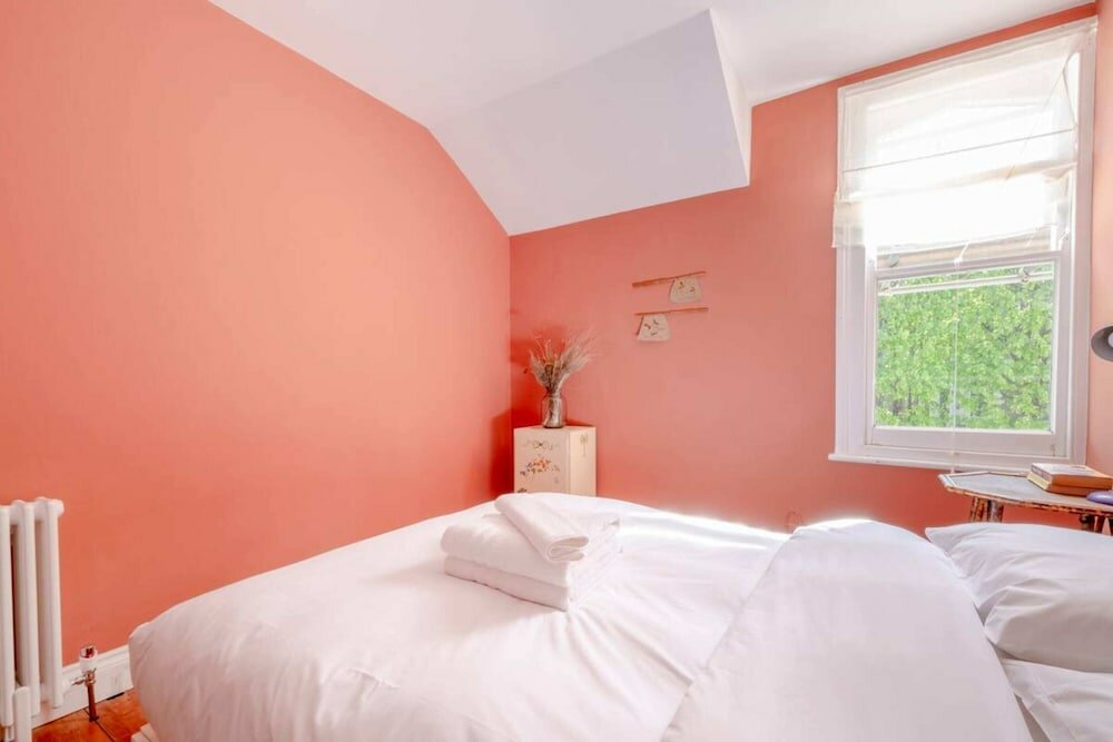 Фото Unique Vintage-style 3bd Flat - Dalston