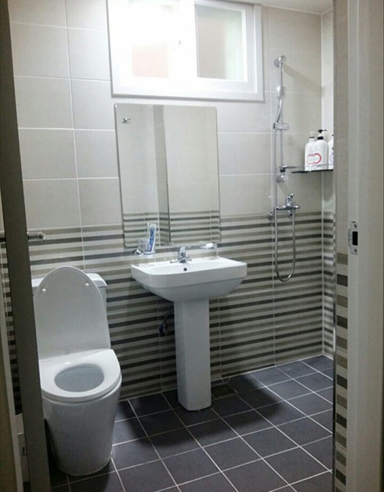 Фото Yeosu Hi and J Guest House