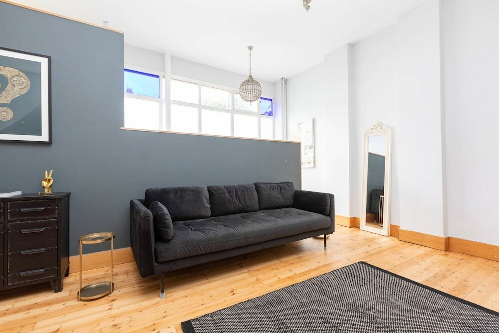 Фото Stylish 2 Bedroom Converted Victorian Storefront