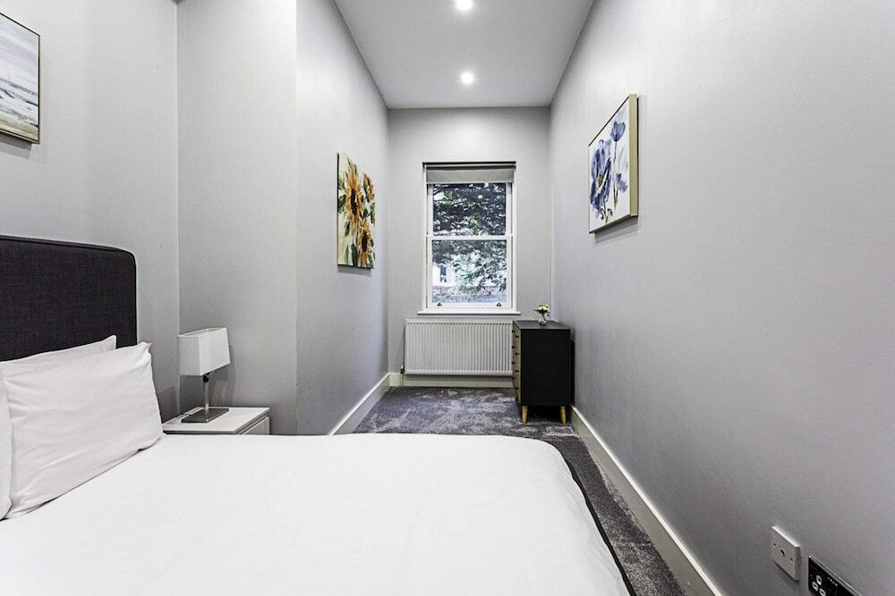 Фото Refurbished St. johns Hill Apartment