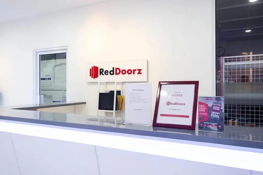 Фото RedDoorz Hostel near Taman Puring