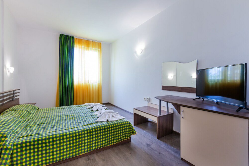 Фото 2 Bedroom Apartment in Dafinka Guest House