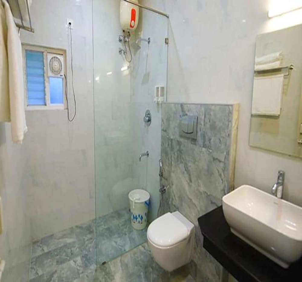 Фото Fabhotel Chakkra Residency