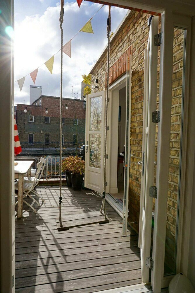 Фото Beautiful Canalside 1-bedroom Flat With Terrace