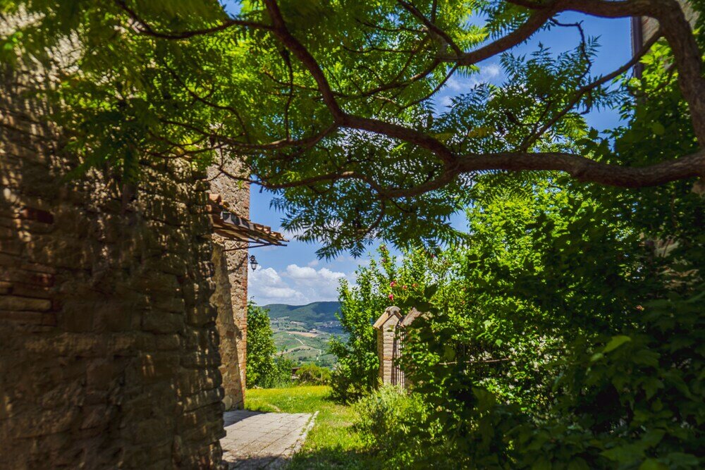 Фото Castello di Cisterna Umbria