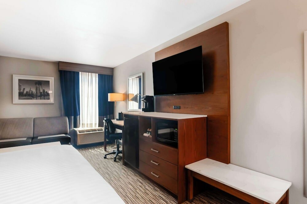 Фото Best Western Plus Commerce Hotel