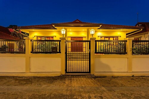 Гостиница Cozy 3 Br Pool Villa close to Town Cv3l