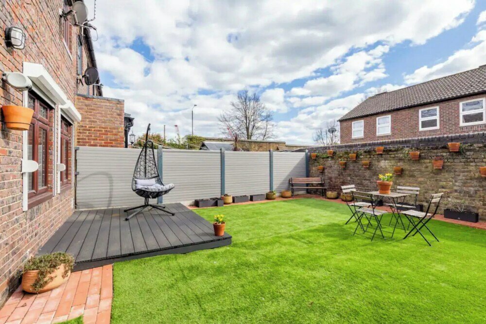 Фото Sunny 3bd House W/private Garden - Wapping!