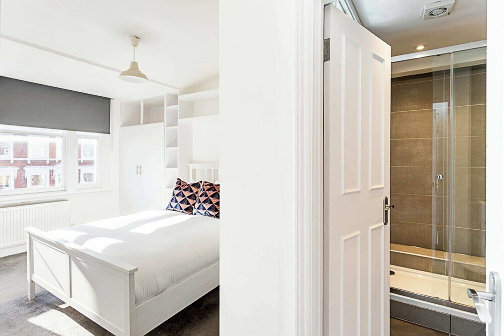 Фото Three Bedroom Kensington Flat